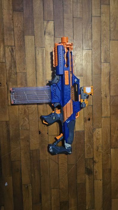 Mitraliera Nerf pe baterii