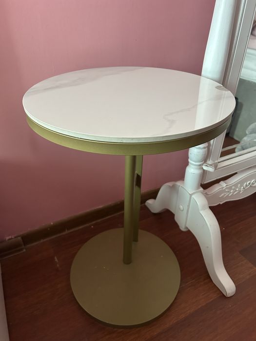 прикроватная тумбочка