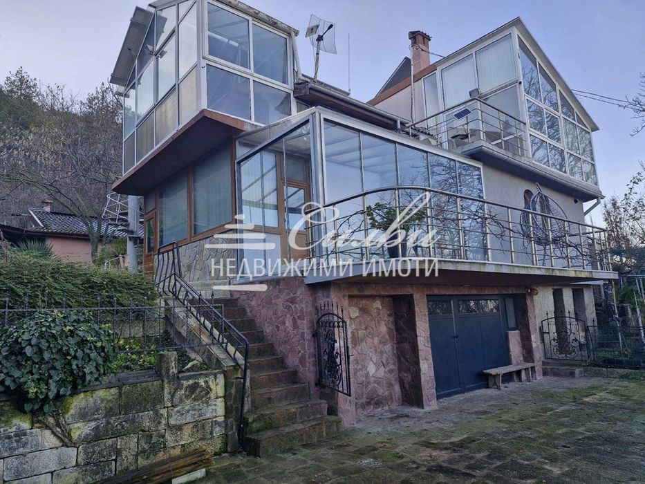 Двуетажна ТУХЛЕНА къща на ПЛОЧА с ДВОР И ГАРАЖ – кв. Пожарната.