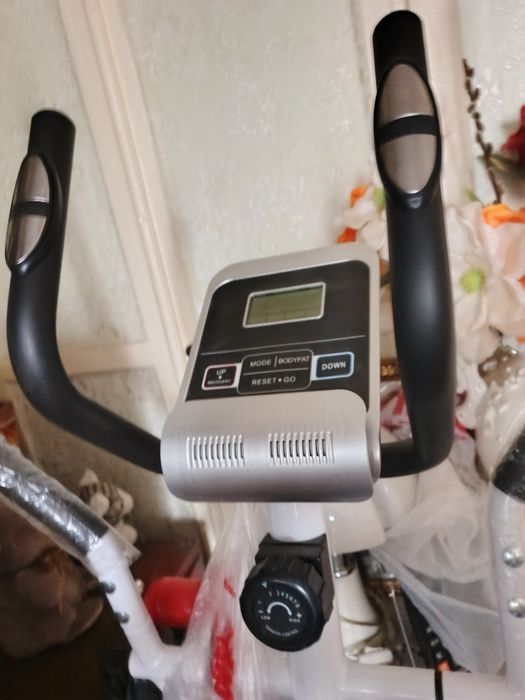 Продаётся Спортивный беговой тренажёр.