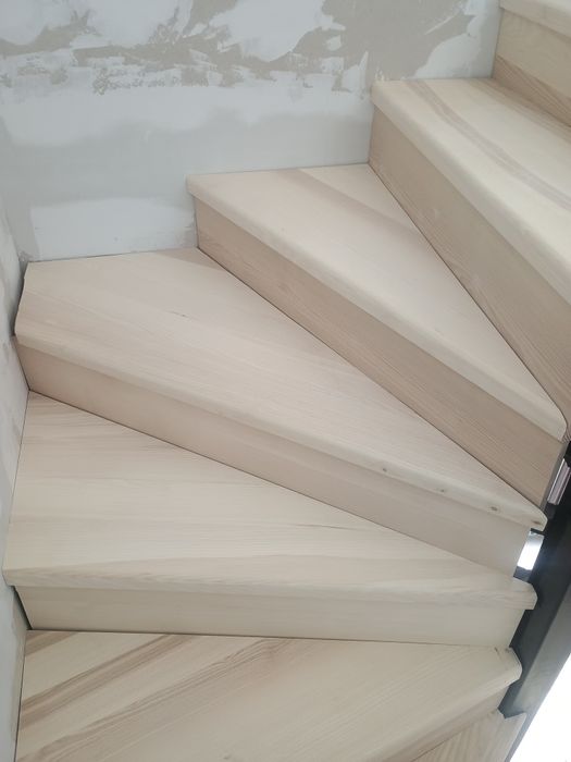 Scări și mobila lemn masiv