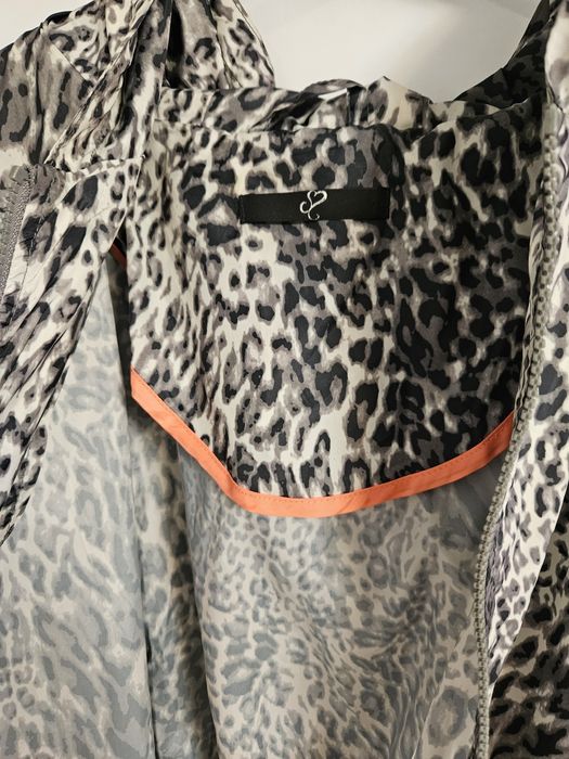 Шушлеково яке тип дъждобран с животински принт