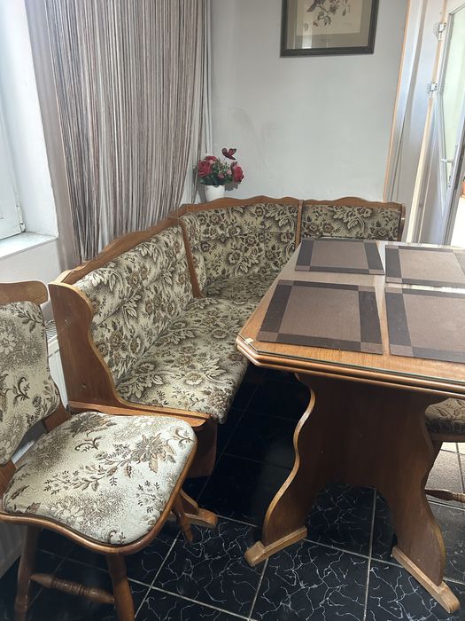 Vand coltar din lemn masiv cu masa si 4 scaune