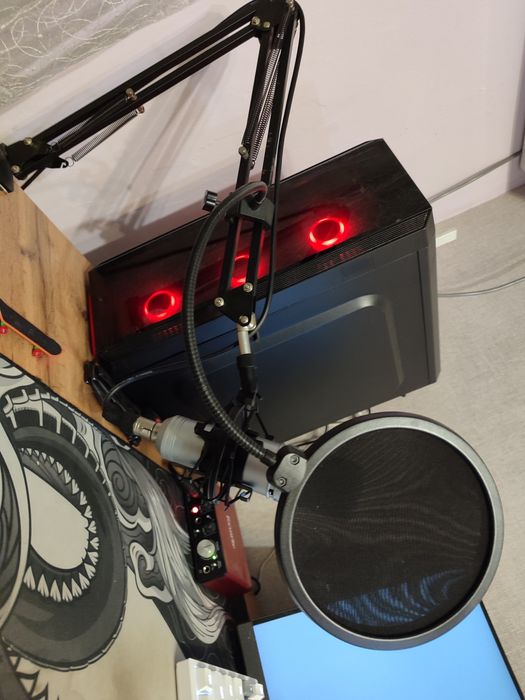 Продам аудио карту FOCUSRITE и студийный микрофон Takstat SM-10B