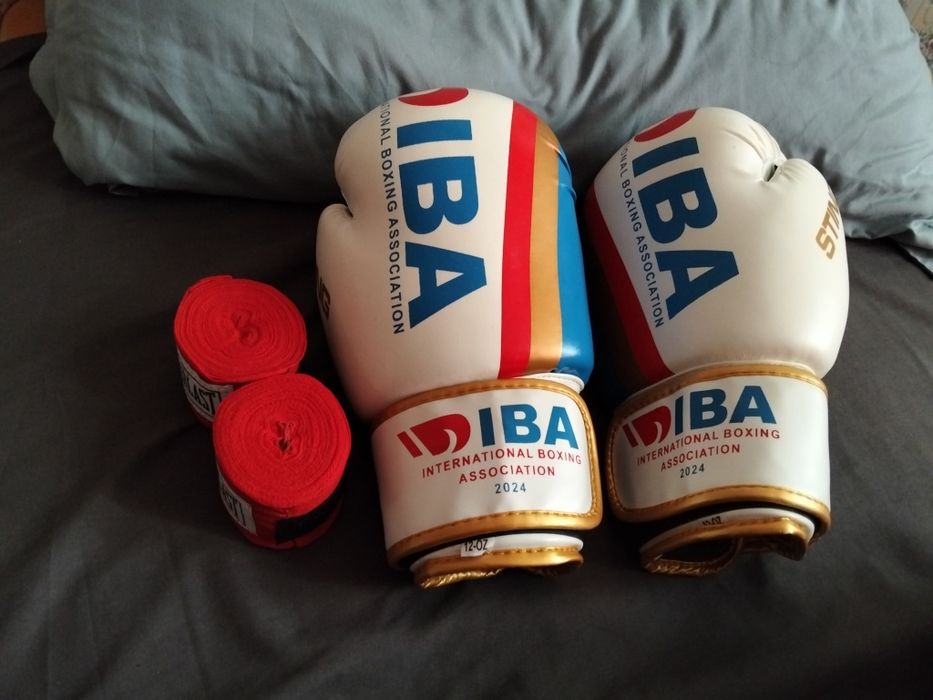 Перчатки для бокса и бинты