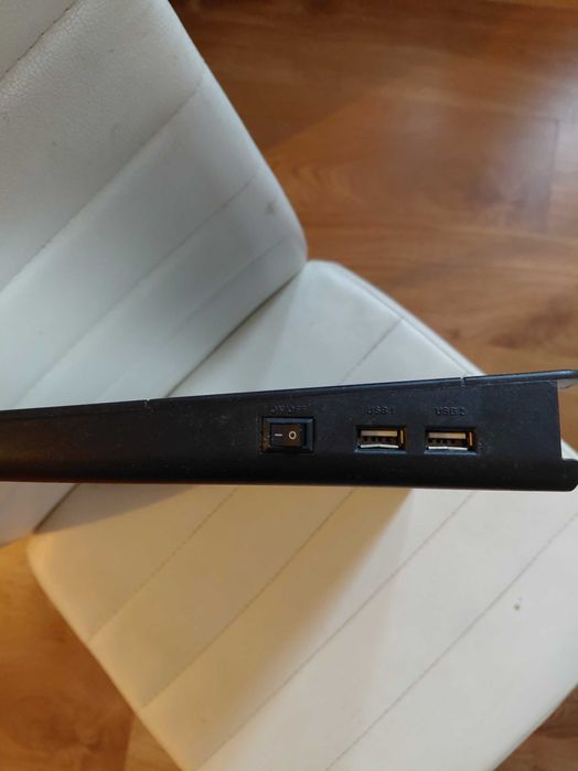 Поставка за охлаждане лаптопи