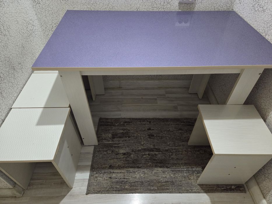 Стол и 4 табуретки