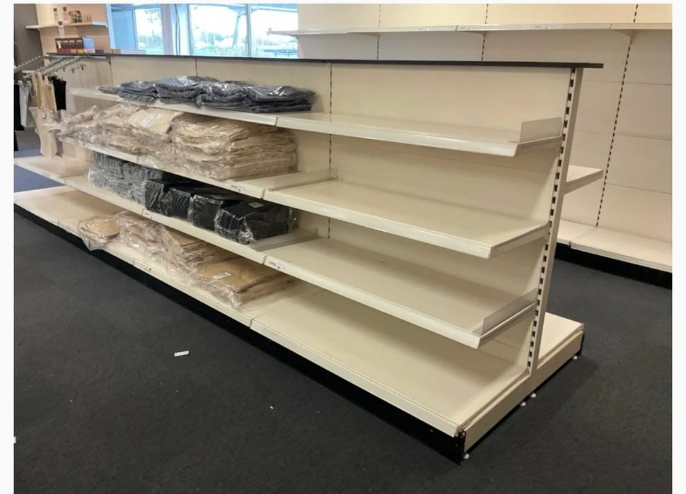 Vând rafturi magazin