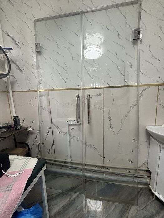 Стеклянный дверь на две стороны