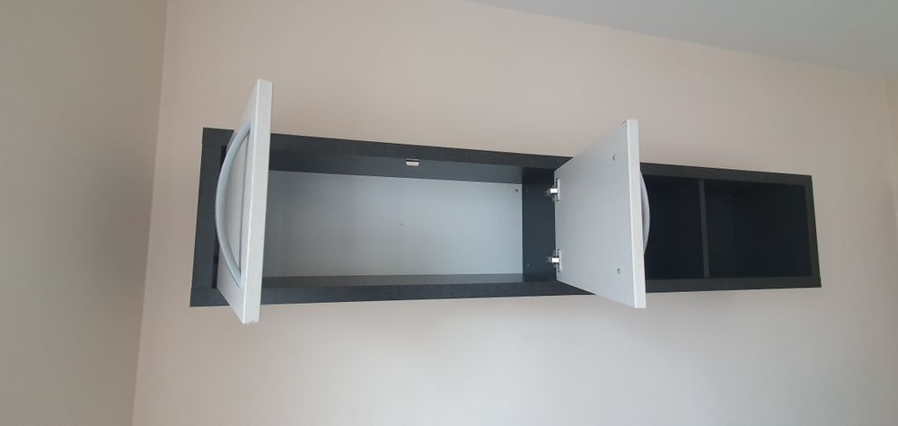 Комплект за спалня, включващ: скрин,2 нощни шкафчета и 2 етажерки за с