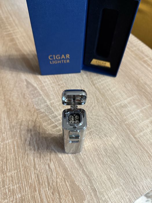 Газова ветроупорна метална запалка, за подарък.