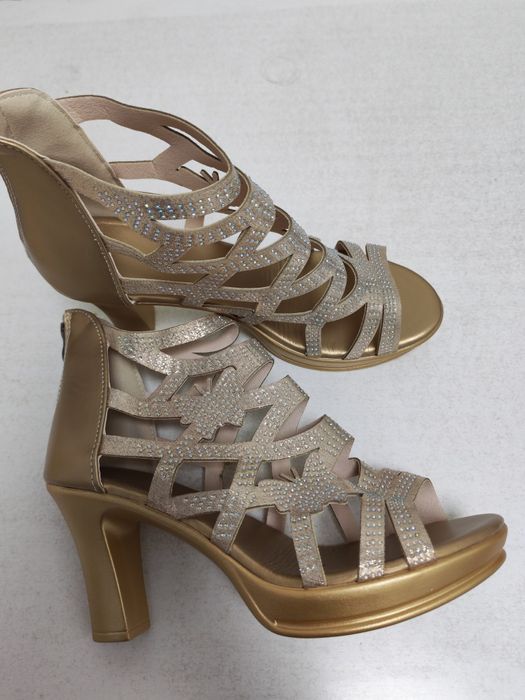 Продаю босоножки