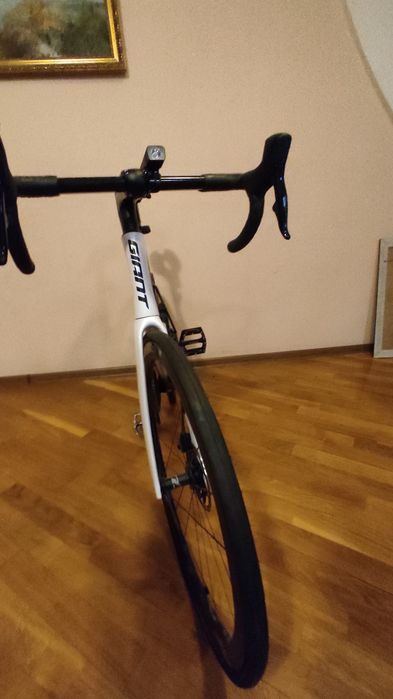 Продается шоссейный велосипед от Giant (звонить по существу)