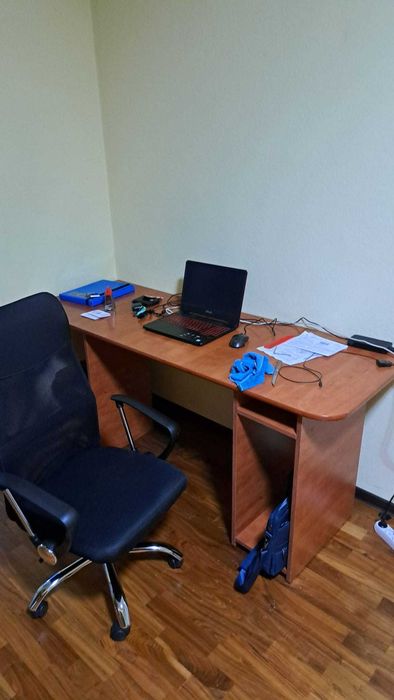 Birou de lucru spațios cu corp lateral și rafturi