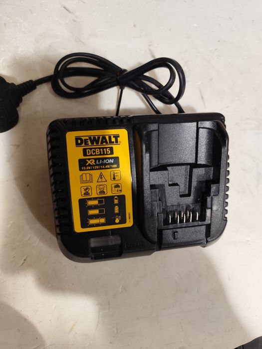 Като НОВ  безчетков ръчен циркуляр Девалт DeWALT DCS565 комплект