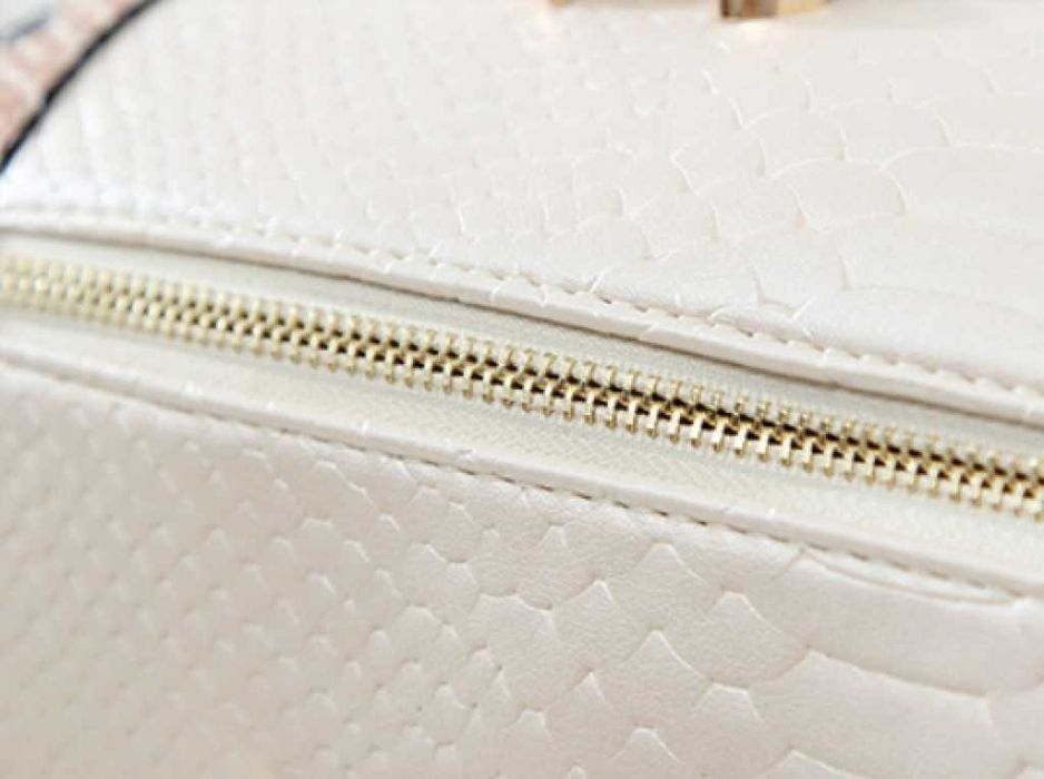 Дамска чанта с декорация от бяла змийска кожа