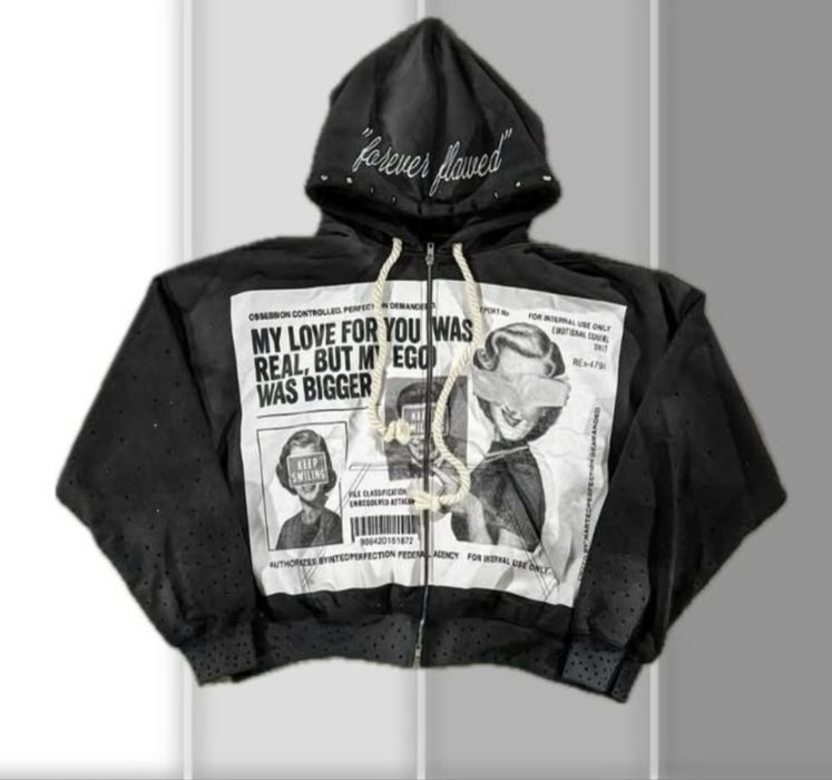 Стильная чёрная худи на молнии с капюшоном.