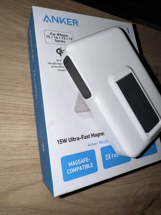 Baterie externa magnetica si casti apple