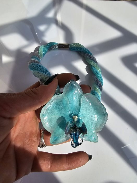 Колие с естествен цвят на орхидея в сини нюанси.