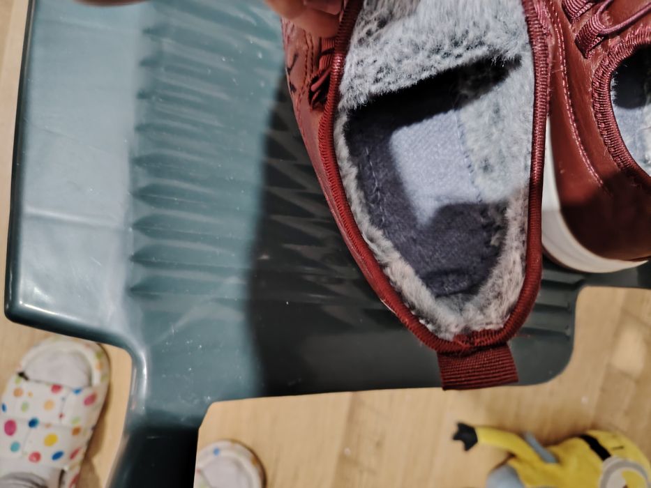 Обувки цвят червен