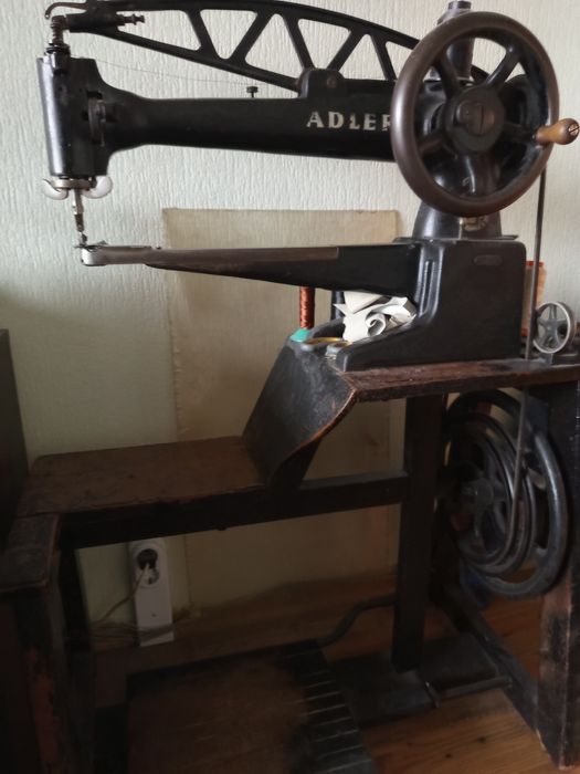 Обущарска с дълго рамо шевна машина "Адлер"
