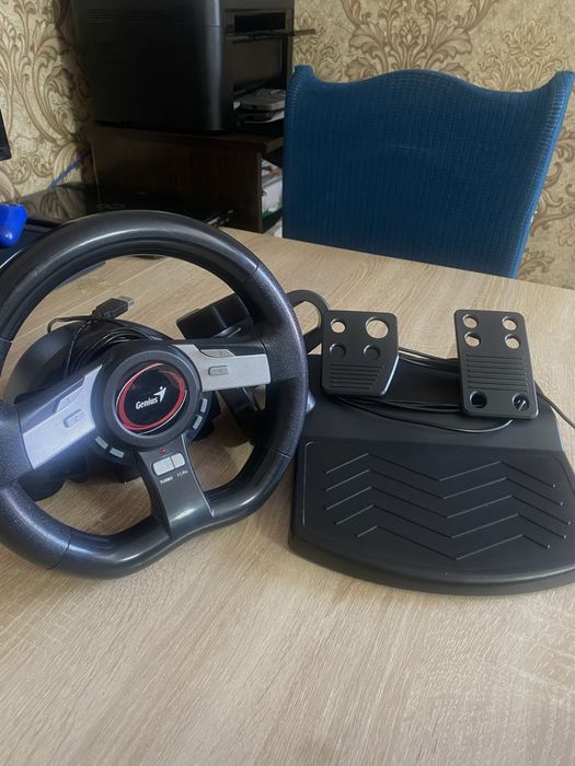 Игровой руль Genius с педалями