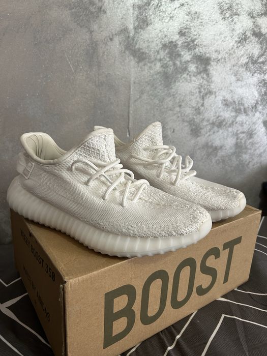 vand o pereche de yezzy albe