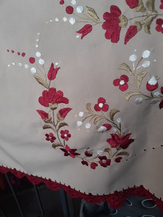 Скатерть вышитая