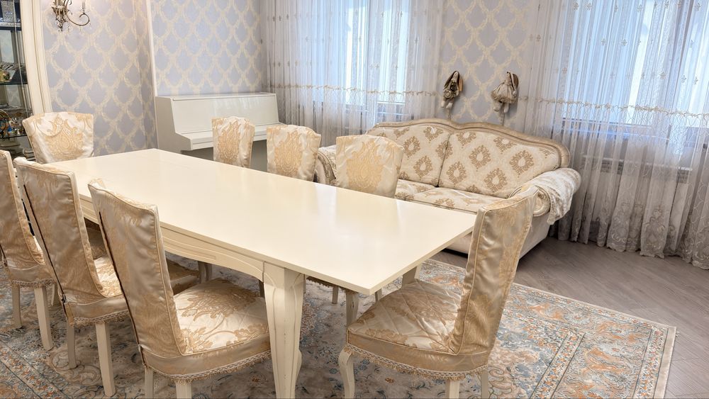 Комплект мягкой мебели и стол стульями