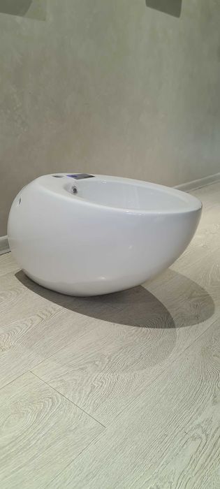 Продаётся бидэ (новая)  подвесная на стену .разумный торг уместен..