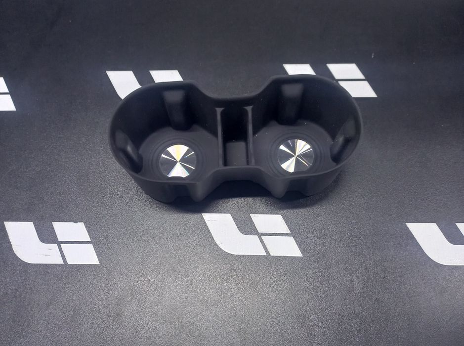 Подстаканник в задний подлокотник в zeekr 7x