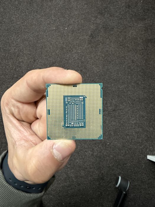 Продаю процеслр i5 8400