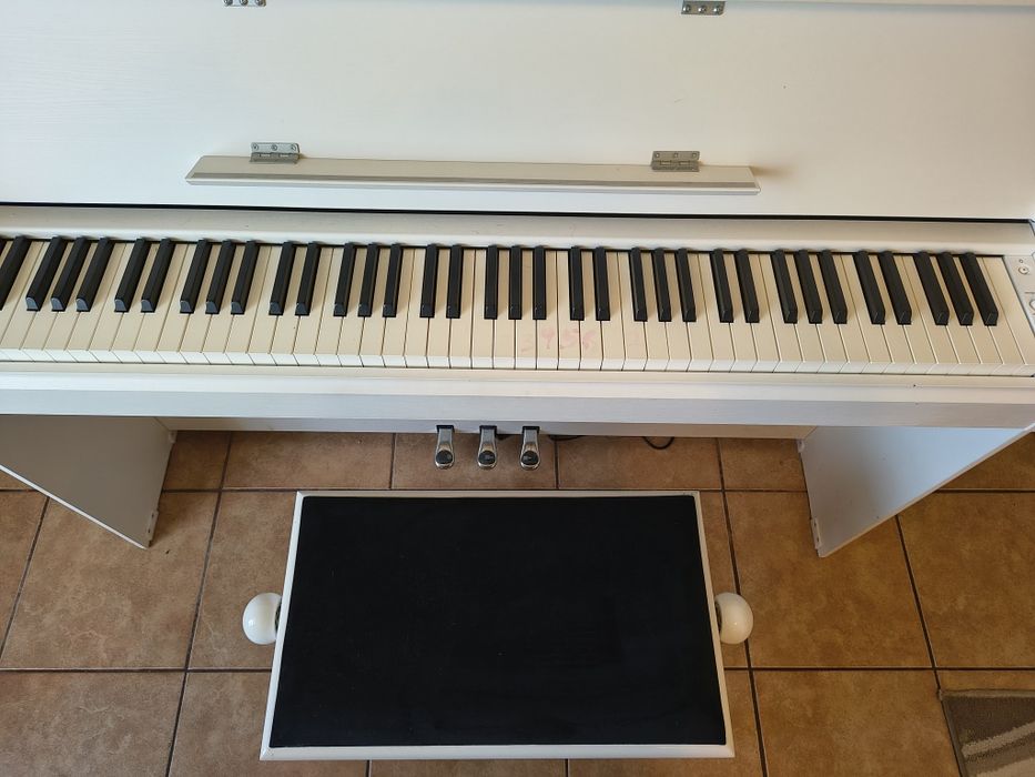 Vând pian yamaha ydp s55, folosit foarte puțin de un elev în stare excelentă.Preț 3000 lei.