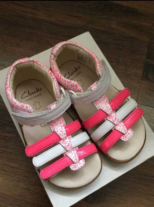 Босоножки, сандалии на девочку Clarks. Новые.