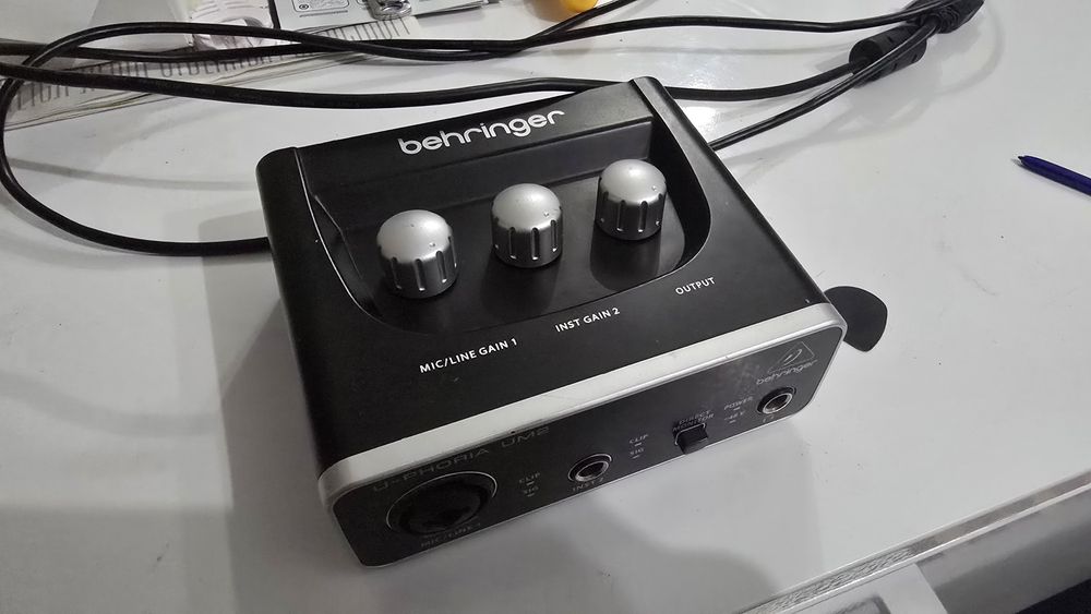 Звуковая карта Behringer U-Phoria um2