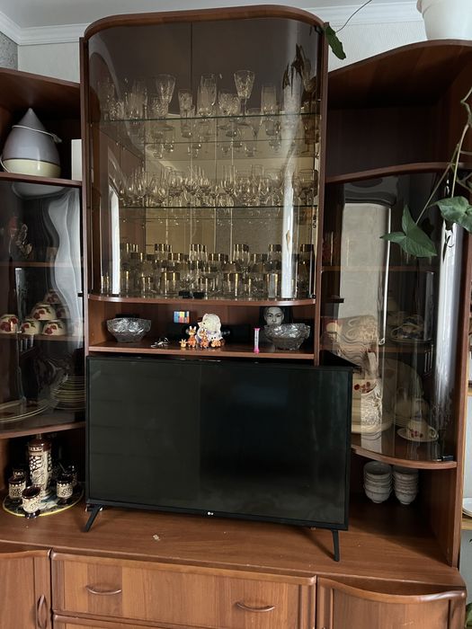 Шкаф-сервант для посуды.