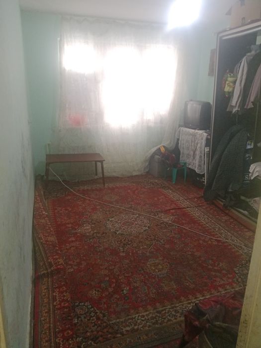 Продается срочно 1 комнатная своя квартира без ремонта 4 микрорайон