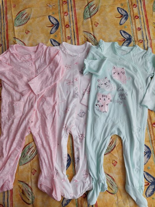 Продавам  бодита с  дълъг ръкав 9-12 месеца, ромпъри 6-9месеца