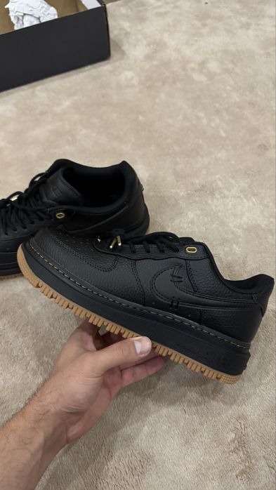 Nike Air Force ( черного цвета ).