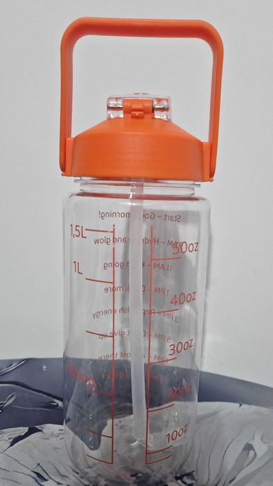 Două sticle plastic, motivationale de apa, din plastic