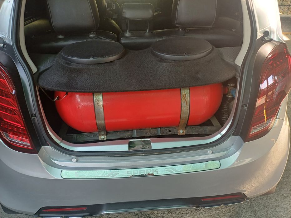 Газ балон 65 тали сотилади мошинада турипти