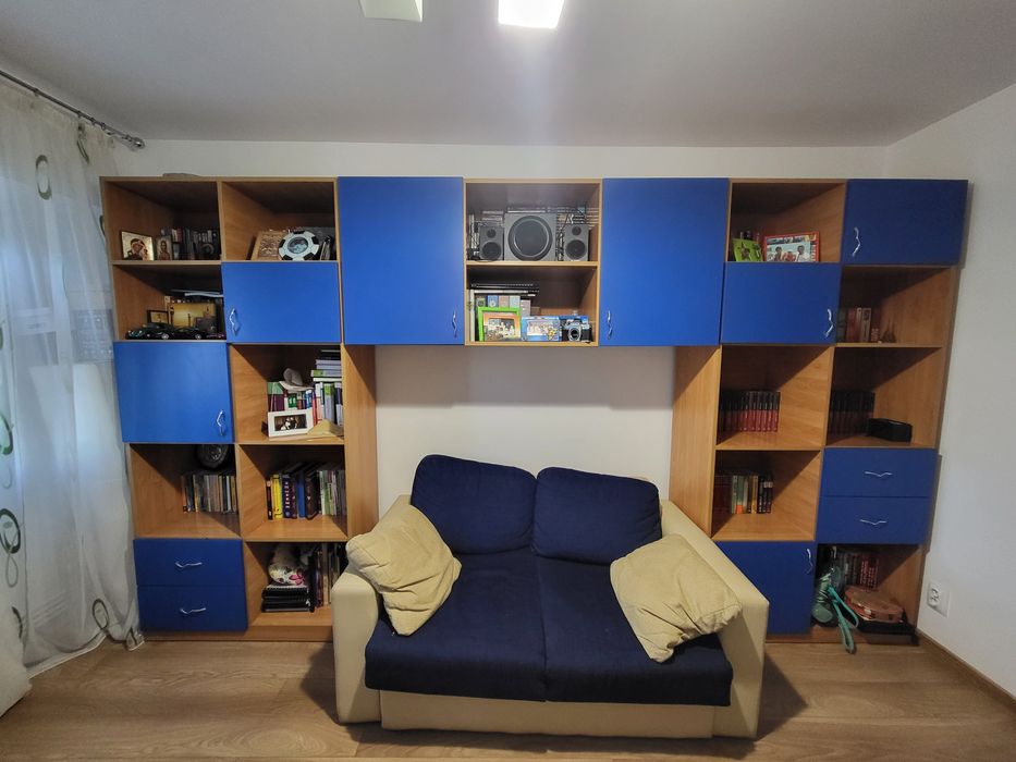 Bibliotecă  cu multe rafturi + birou, cameră de tineret, de studiu