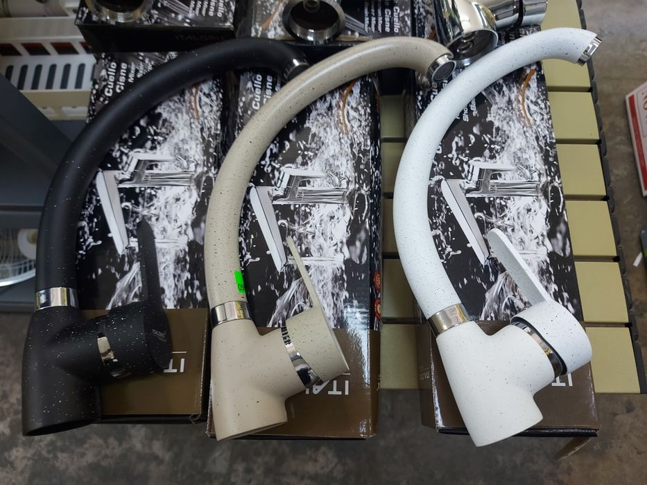 Стоящи смесители за мивка и тръбно окачване.