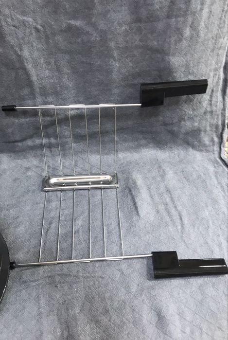 Тостер Delonghi.