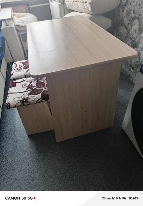 Продам кухонный стол и табуретки