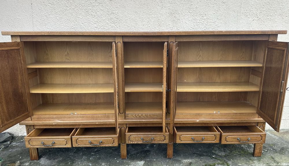 Голяма секция с витрина и чекмеджета