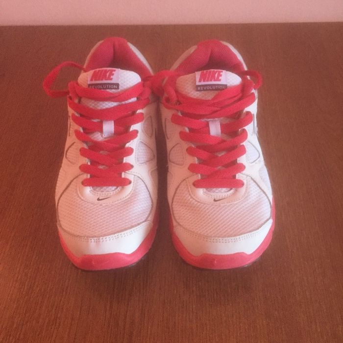 Adidași Nike Revolution