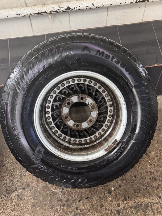 Шины с дисками.   235/75/15