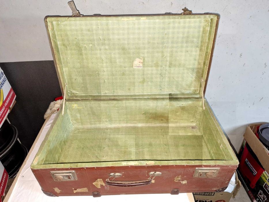 Много стари куфари