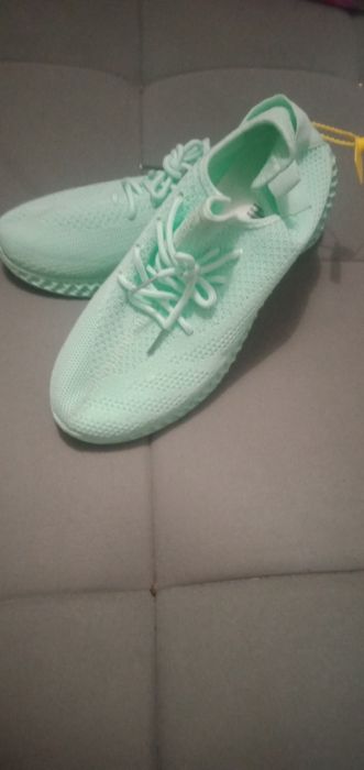 Продаю женские изи